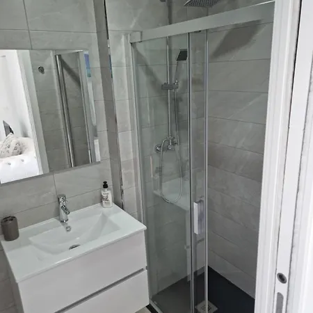 Elemar Free Luggage Storage